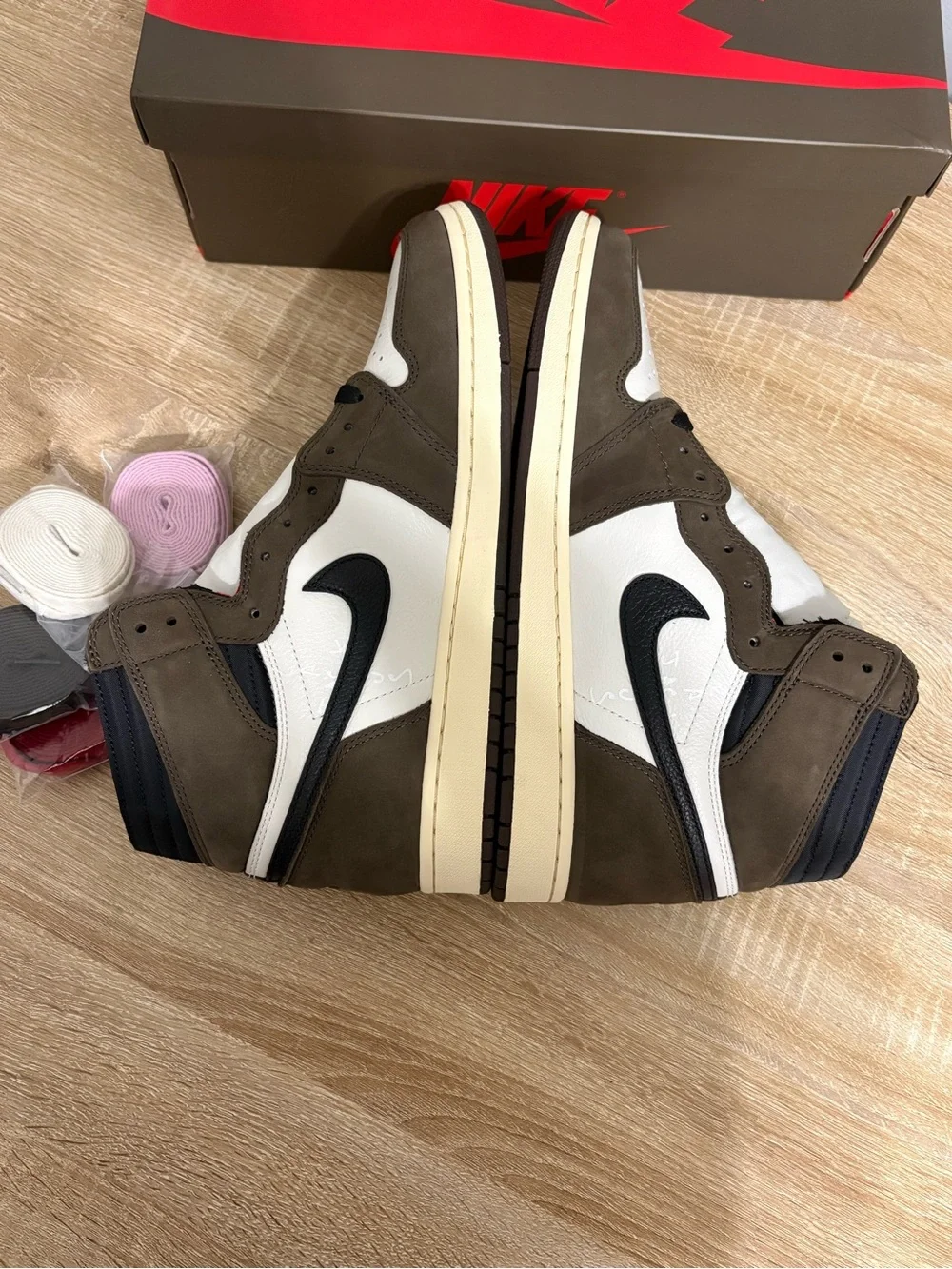 Jordan 1 low × Travis Scott Mocha High